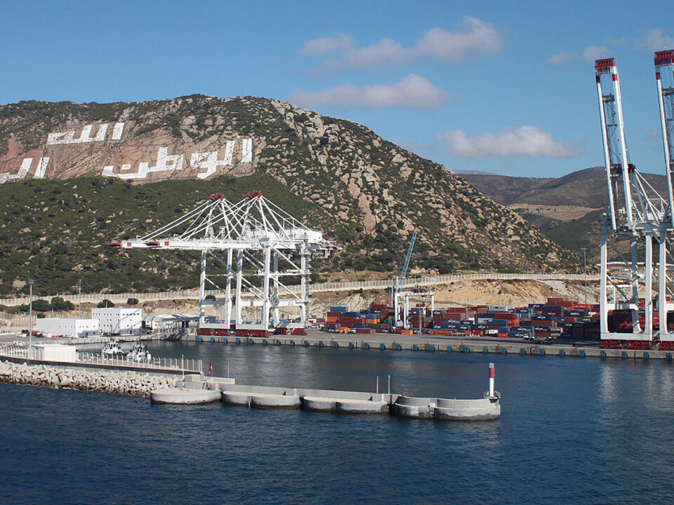 Puerto de Tanger (Marruecos) en una vista desde el mar