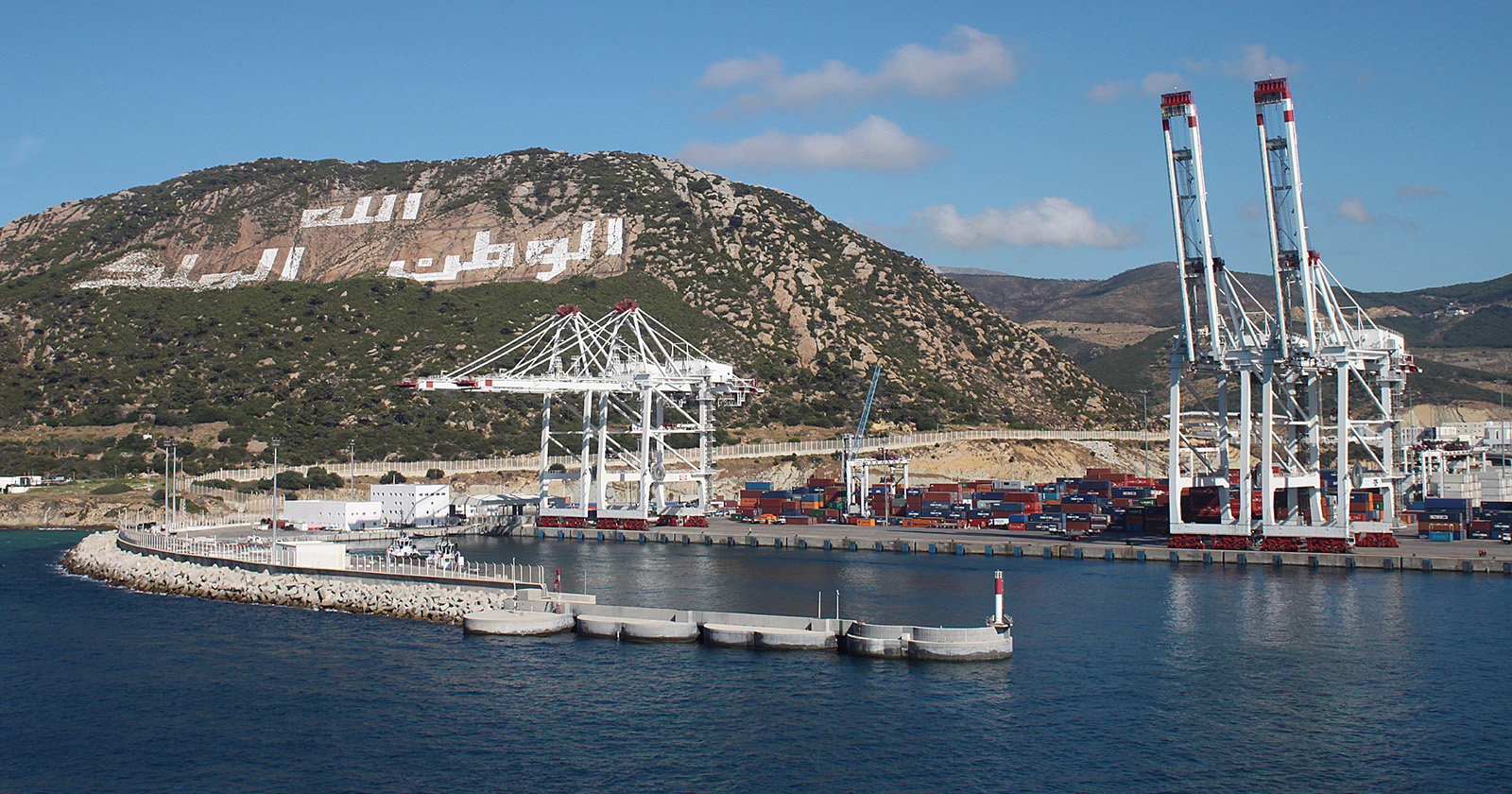 Puerto de Tanger (Marruecos) en una vista desde el mar